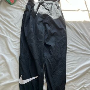 Black Nike parachute pants w belt size s